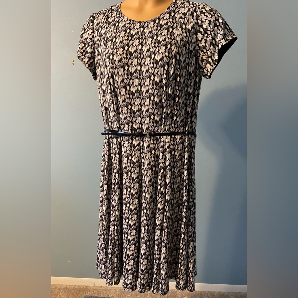 Swing dress with thin black patent leather belt